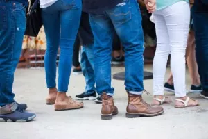 fila de banheiro pés