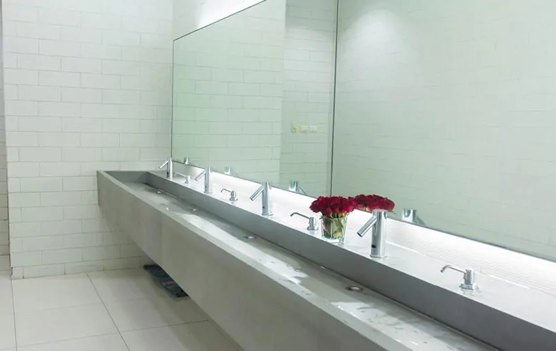 Na imagem, um banheiro funcional ideal para espaços corporativos Anote todas as dicas para construir um banheiro funcional