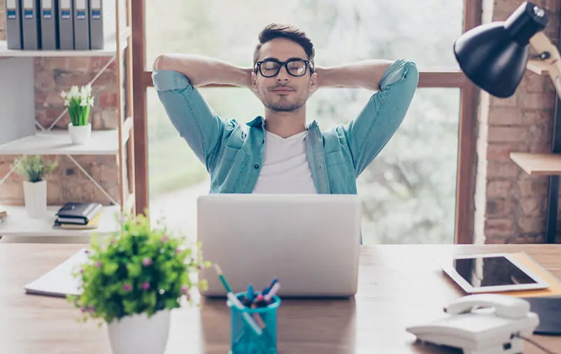 Saiba como escolher purificador de ar Homem relaxado no escritório ao escolher purificador de ar
